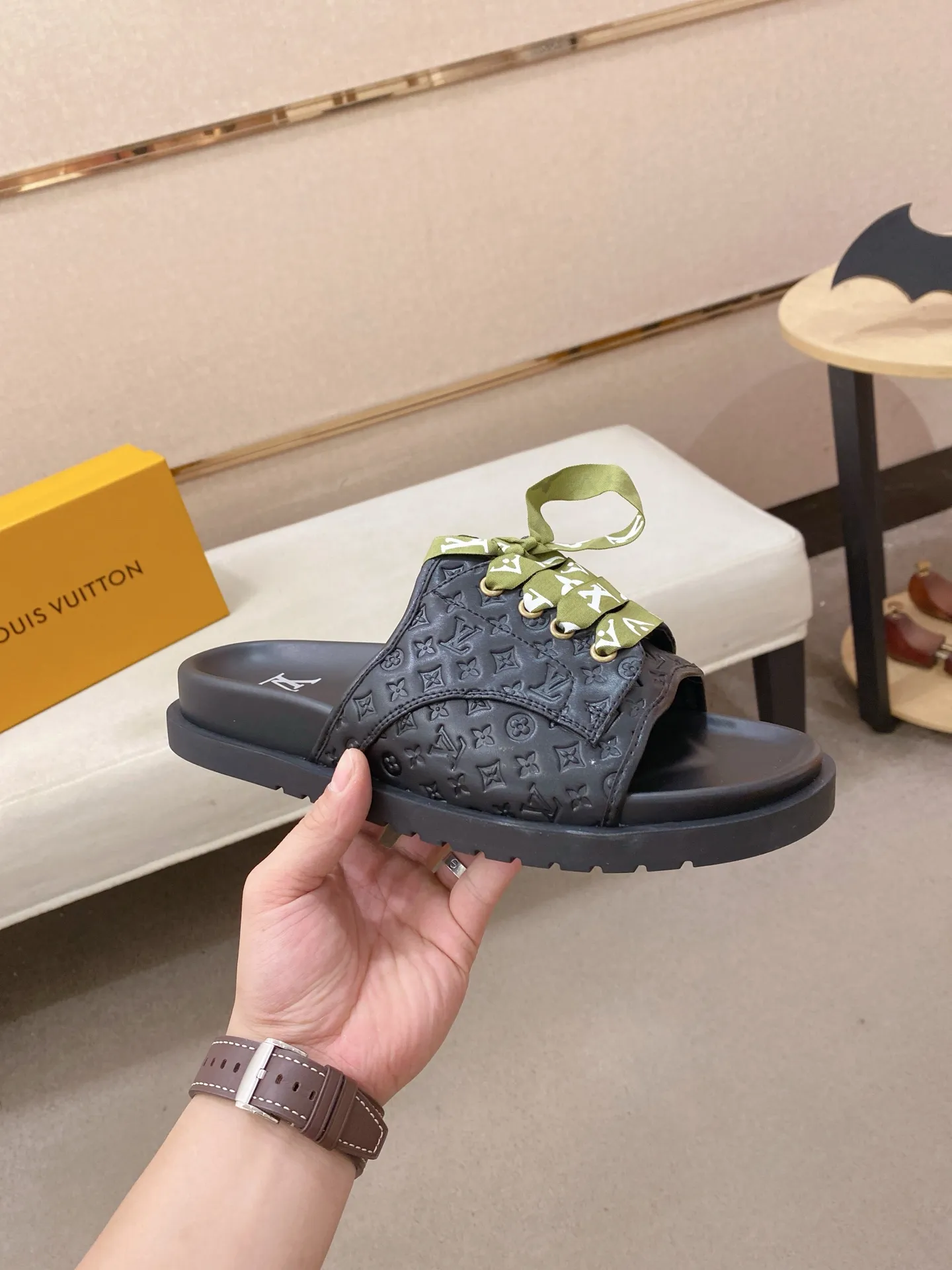 Men's shoes 💰: 340💰Made by LV🔍Top purchasing agents. Men's spring and summer slippers are available at the same counter. The uppers are imported cowhide from Italy, with logo graphics and high-quality craftsmanship. Soles: original soles specially provided by the original factory. Exclusive movable molded soles are super comfortable. Original goods follow orders. 🔍🔍High quality. You can enter and exit the counter at will. Welcome to compare. Size 38-44.